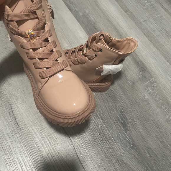 New DKNY Tan Boots with Chunky Platform Sole, Size 12 - Picture 5 of 8